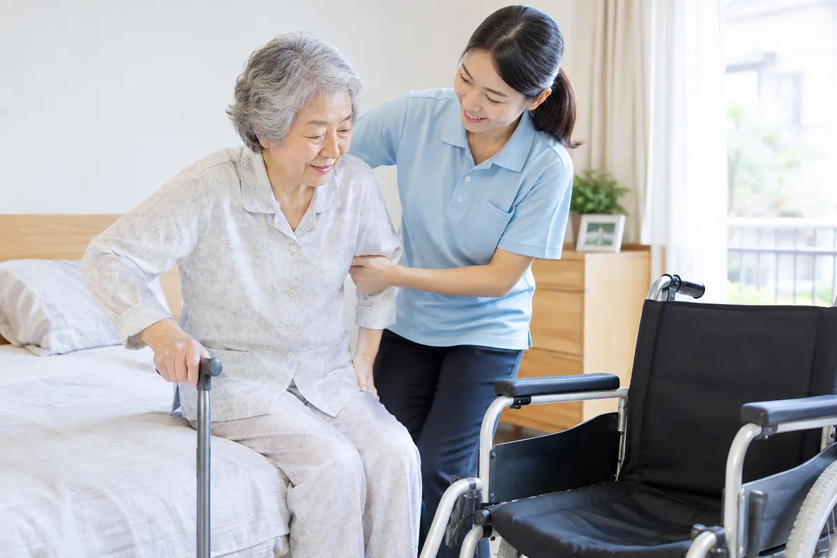 出院返家後的居家照護安排,涵蓋生活起居協助、居家安全調整、回診陪同與清潔整理