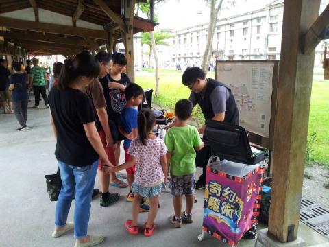 魔術師吉米 - [節日，街頭魔術]
在街頭上讓觀眾體驗近距離的視覺效果，讓每個看到的大人小孩都是讚不絕口