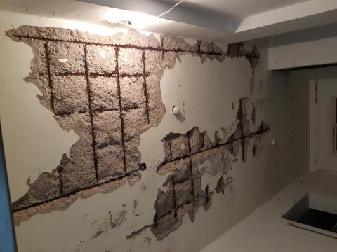 曾貴慶 - 作品二
天花板爆裂
原因:這是以前施工的弊病.由於建造時無把鋼筋保護層做好.造成鋼筋氧化生鏽.導致水泥爆裂.