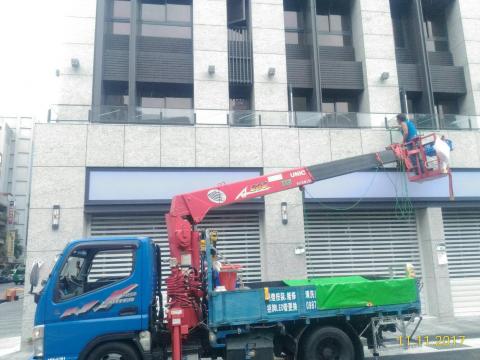 明德水電吊卡車工程 - 外牆施作矽利康…