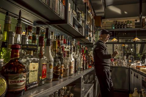 孔繁毅 - ©版權所有請勿使用 照片主角是一位酒吧老闆,打一盞燈打亮主角,又要維持現場的光線氛圍.