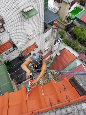 樂菁實業有限公司 - 高空吊掛防水止漏作業
