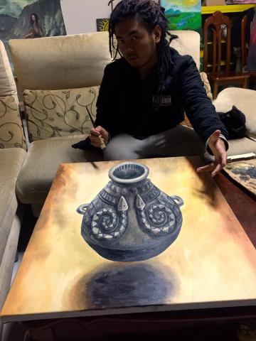 哈蘇爾 3D藝術彩繪XIV Ivers&oslash;n Haisul 3D Art - 名稱：排灣百步蛇陶壺
形式：3D藝術繪畫
媒材：油畫 ‧ 畫布 
年代： 2016
尺寸：72.5&times;60.5cm
說明：陶壼是排灣族最尊貴的聖物，與琉璃珠和青銅刀一起譽為排灣族的三寶。在排灣傳統信仰中這三件寶物是神從天上送給排灣族的祖先，因此陶壺不僅珍貴，也是用來證明擁有者身份、權力和地位的象徵。