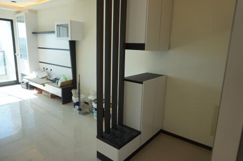 萬寶格室內設計&個性傢俱 - 極簡現代風鞋櫃，運用黑白配色，打造出屬於七年級夫妻簡單的居家生活，個性傢俱專屬於每一位客戶的居家品質!!!