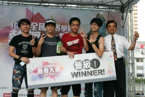 張乃文 - 全國街舞大賽榮獲晉級決賽。