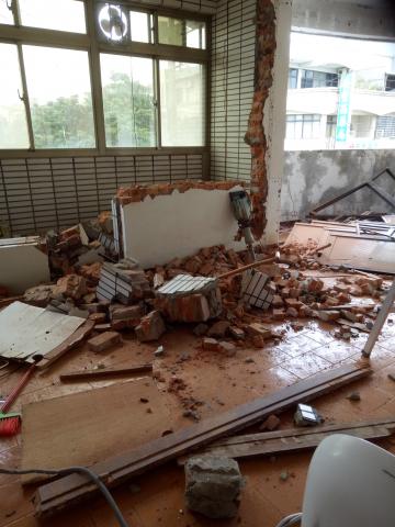 專業拆除打石 - 八吋磚牆打除2