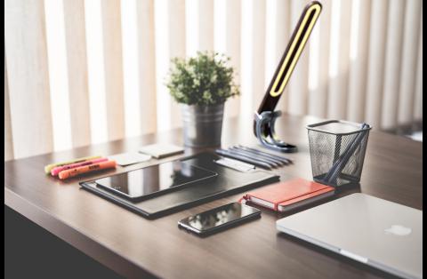 莊佳樺 - 以異材質結合作為主題，將不同的材質加上同樣的元素，做出一盞工業風的檯燈。（Renderf情境圖1）