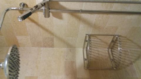 统理水电 - 淋浴组及置物架安装。