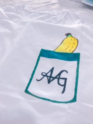 魏慈慧 - 純白T-shirt畫上LOGO及插畫，成了品牌T-shirt，LOGO也是我設計的