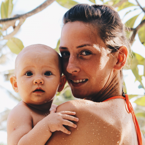 個人接案 - 峇里島的寶寶與媽媽，戲水後的清新。