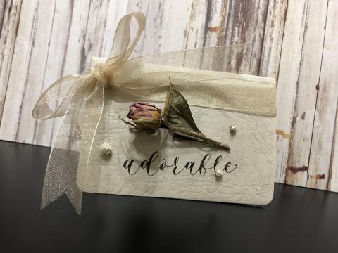 Oph&eacute; Calligraphy - ?你好可愛?
淡雅的乾燥玫瑰搭上滿天星的點綴，表現出平凡中的不平凡，就像優雅的女孩頭上係著淡雅香檳色蝴蝶結一樣可愛又透露出氣質。