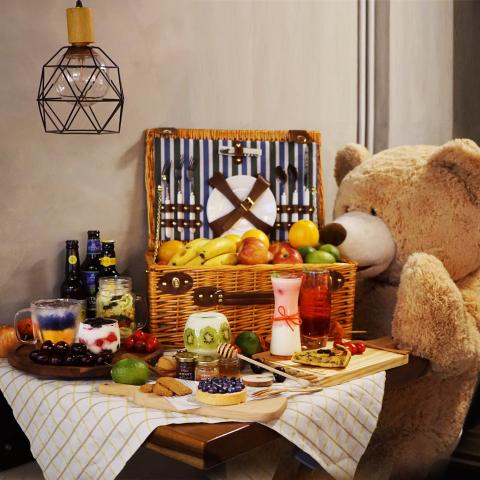 張婷婷 - 與咖啡廳合作商業攝影，包含從擺設構思到拍攝與後製