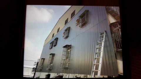 銘燿鐵工工程 - 外牆雨水滲入，封白鐵板防止雨水繼續滲入