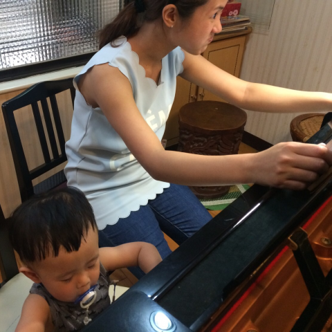 邱 老師 - 調皮小鐵拳和媽媽我的第一次合奏練習，小鐵拳也和大家一樣愛音樂ㄛ 