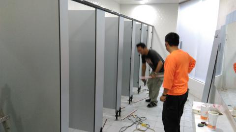 德意建材有限公司 - 健身房廁所隔間工程