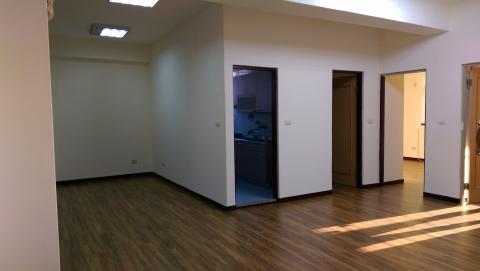 黃龍工程 - 21坪油漆粉刷,壁癌處理,油漆脫落,,地板安裝