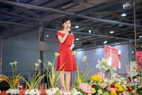 主持人彎彎 - 主持台中市美容商業同業公會主辦美容競賽，現場500位來賓及參賽選手，市長林佳龍也出席此大型競賽！
