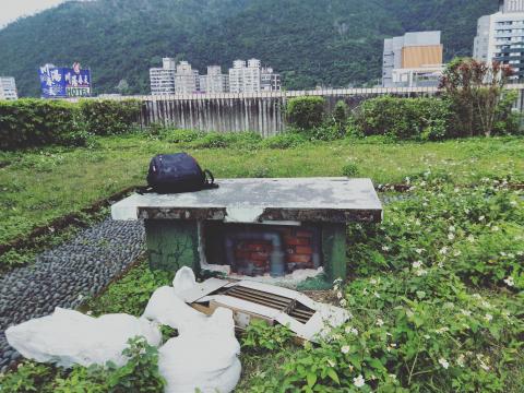 翔鴻工程公司 翔鴻防水工程公司 - 公寓大樓頂樓防水，隔熱施工。清除整地