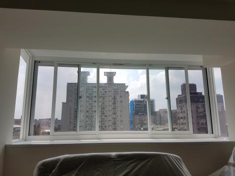 天閤鋁門窗 - 三拉凸窗