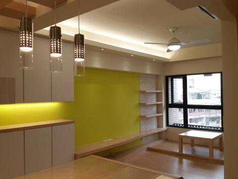 亞倫室內設計工作室 - 以檸檬黃及白色為基調,為空間營造出簡單的現代感!