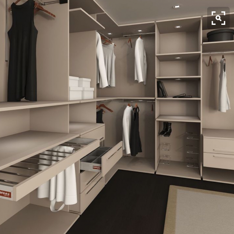 澐鈺 空間規劃設計 - 更衣間讓衣服擺放的更整齊，同時也是衣服的展示間，櫃檯看起來高貴，其實不貴。