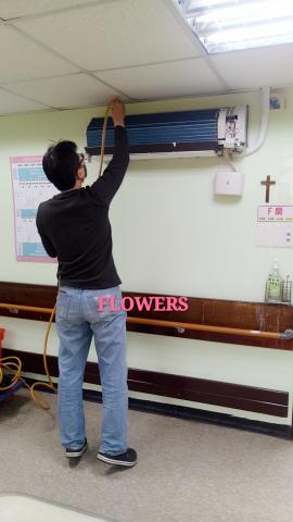 空調家電清潔維修 - 公單位冷氣清潔保養工程內機上過專業調配藥水清潔保養中