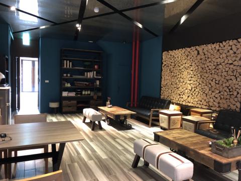 黃畇博 - 木紋地磚
搭配工業風