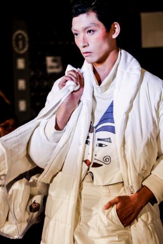 Fly - 《我裁了一塊布》亞東技術學院織品服裝設計 第三屆畢業動態展 