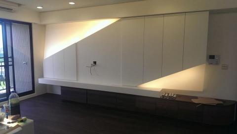 墨根空間設計股份有限公司 - 竹北 大河戀案 
電視牆兼收納櫃,現代風格.