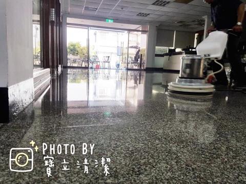 寶立清潔有限公司 - 石材晶化
對於公司行號 或是自家地板亮度不滿意?
來找我們的晶亮工程
