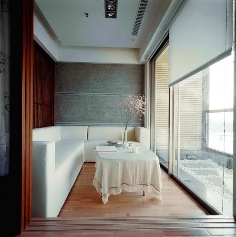 京采空間設計 - 新北中和 中古屋設計水岸渡假宅 – 劉公館
面積:27坪 (實際使用) 
建築:社區電梯大廈
人口:3~4人
風格:日式簡約 (混搭) 
設計語彙:
這是關於一座城市裡一份心靈放空的渴望,一種出離塵囂暫時沉浸於自我放逐的想像。
從簡單居住到以仿溫泉度假為題的「大套房」商旅設計概念,高樓 (17) 層面臨蜿蜒曲折的新店溪,擁有絕佳視野與採光是它的先天優勢,不僅保留並于以深化 京采空間設計 - 新北中和 中古屋設計水岸渡假宅 – 劉公館
面積:27坪 (實際使用) 
建築:社區電梯大廈
人口:3~4人
風格:日式簡約 (混搭) 
設計語彙:
這是關於一座城市裡一份心靈放空的渴望,一種出離塵囂暫時沉浸於自我放逐的想像。
從簡單居住到以仿溫泉度假為題的「大套房」商旅設計概念,高樓 (17) 層面臨蜿蜒曲折的新店溪,擁有絕佳視野與採光是它的先天優勢,不僅保留並于以深化