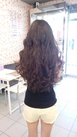 凱締美髮美容沙龍 - 微亂又浪漫的波浪捲搭配妳身上的性感小洋裝出門不讓路上型男多看妳兩眼是不可能的，就算穿的居家，微風吹拂頭髮的姿態也會讓妳變得很迷人