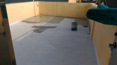 明新專業油漆團隊各種施工承包工程  - 透天屋頂漏水處理施工前，防水漆施工