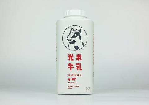 KUN'S  DESIGN - 3.	逗趣可愛的乳牛探出頭，將日式的設計風格混合包裝，因日本商品是【品質】的代名詞，也讓消費者在視覺上能取得信任，整體運用簡單樸質的設計作為主軸，敘述著瓶中的調味乳也是這麼的簡單、健康、好喝。
4.	老農夫的乳牛和大麥田怎麼都不見了!?
