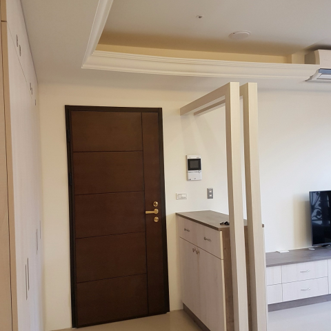 威李工作室 - 玄關矮櫃可放置隨手的物品也可收納,並可區隔出玄關區的感覺

