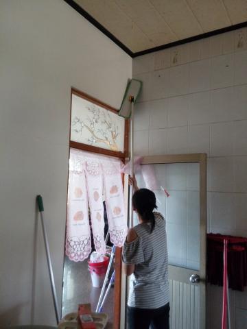 譽潔清潔公司 - 美女姐姐用萬象拖刷洗磁磚。