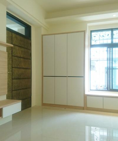 乾品帝室內設計 - 大家晚上好~小編又來跟大家分享，最近一樣南來北往的跑，這是今天在台南新營另一個工地安裝鐵件烤漆拉門的樣子，感謝業主的託付，讓我們有機會完成，樣式可以依照設計程度客製化，交給我們承接的案子，我們施工進度都會做照片紀錄，向業主回報，從鐵件在工廠內的製程，以及到現場的安裝，我們工程品質都會作透明的追蹤，所以交給我們就能放心喔～??
#台南新營
#客製化設計
#鐵件拉門烤白漆
#玻璃待進場
#感謝廠商