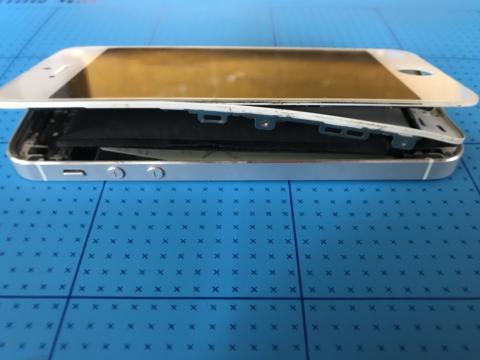 極易修科技有限公司 - iPhone 5s電池膨脹維修