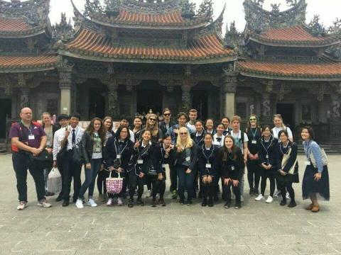 三峽皇翔玉鼎 - 高一下學期代表學校接待丹麥高中的師生，帶丹麥人逛三峽老街，並介紹台灣傳統、文化及美食。