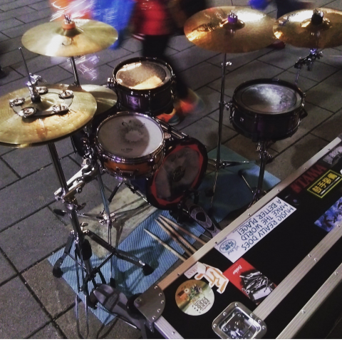 何強 - [教學服務]-各個地方
學生若不想租鼓室又有想打真鼓的需求，可以在特定的場所即時教學(比如空曠的公園)，除了教學本身在外同時也訓練學生面對、體會舞台演出的臨場感，增加學生信心以及演出經驗。