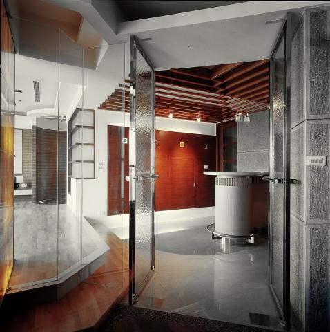 京采空間設計 - 新北中和 中古屋設計水岸渡假宅 – 劉公館
面積:27坪 (實際使用) 
建築:社區電梯大廈
人口:3~4人
風格:日式簡約 (混搭) 
設計語彙:
這是關於一座城市裡一份心靈放空的渴望,一種出離塵囂暫時沉浸於自我放逐的想像。
從簡單居住到以仿溫泉度假為題的「大套房」商旅設計概念,高樓 (17) 層面臨蜿蜒曲折的新店溪,擁有絕佳視野與採光是它的先天優勢,不僅保留並于以深化 京采空間設計 - 新北中和 中古屋設計水岸渡假宅 – 劉公館
面積:27坪 (實際使用) 
建築:社區電梯大廈
人口:3~4人
風格:日式簡約 (混搭) 
設計語彙:
這是關於一座城市裡一份心靈放空的渴望,一種出離塵囂暫時沉浸於自我放逐的想像。
從簡單居住到以仿溫泉度假為題的「大套房」商旅設計概念,高樓 (17) 層面臨蜿蜒曲折的新店溪,擁有絕佳視野與採光是它的先天優勢,不僅保留並于以深化