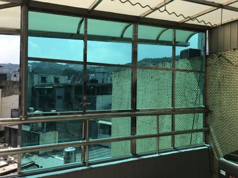 銳陽 - 旁邊這片是客戶覺得風雨會吹進屋內所加裝的 