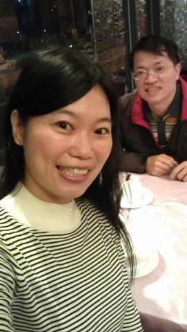 楊老師命理心理中心 - 楊老師(右)為客戶（左）批完有關婚姻與感情的命理後，客戶很滿意準確度高，攝影留念。