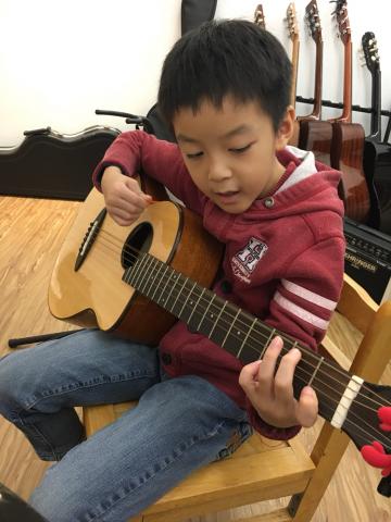 簡恩光 - 兒童一對一吉他教學實況