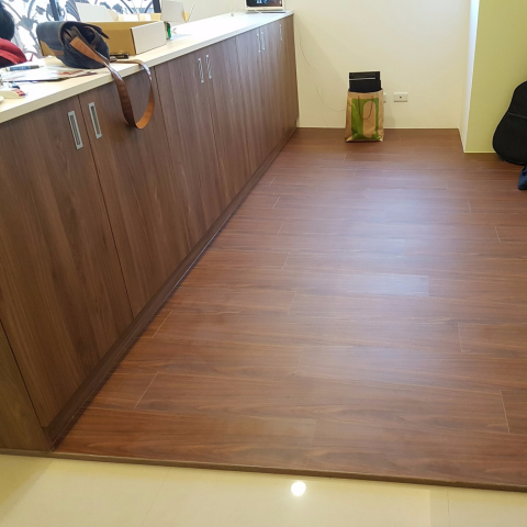 威李工作室 - 沙發後方的收納櫃.除了讓沙發有依靠的感覺,也可隔出不同的空間,可供簡易的和室及小孩遊戲的地方