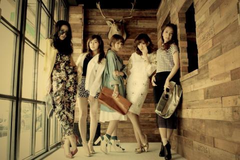 AC. Studio - 藝人陳艾琳自創服飾品牌形象拍攝 / 服裝造型