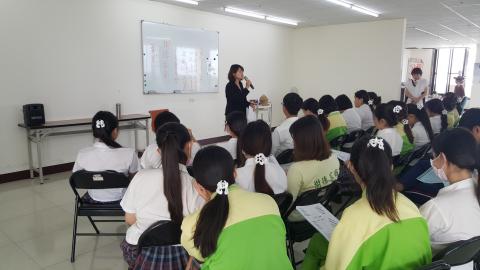 邱妤柔 - 擔任美容學會講師
(圖為樹德家商企業參訪) 邱妤柔 - 擔任美容學會講師
(圖為樹德家商企業參訪)