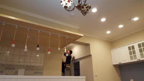 林阿順 - 燈具安裝