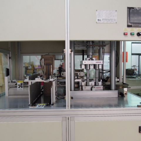 碩良實業股份有限公司 - 自動下料機
料盒入料模具沖壓(沖壓系統油壓系統)
材料位移方式伺服馬達及氣缸控制
