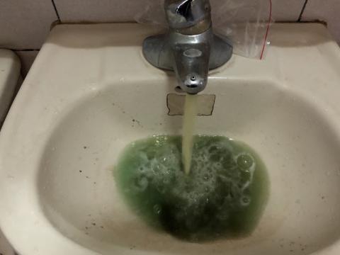 小林.水達人 - 清洗水流量變小的冷熱水管，主要是水管中的結晶物，可清楚看到檸檬酸洗出時的變色狀況，有淺黃色，代表管線中的結晶物被溶解洗出，也有看到藍綠色，本案藍綠色較明顯，表示水管中有銅的成份，一般大多存在轉接頭或三通頭，含銅的材質，氧化物被洗出即是銅綠色。